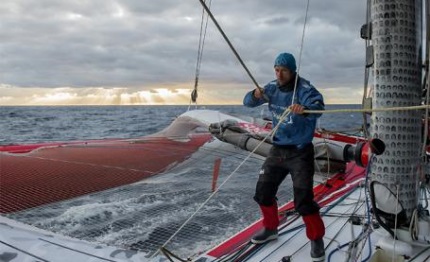 coville scalda il suo maxi tri in attesa di una finestra meteo