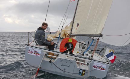 mini transat terzo remi fermin con la sua barca fatta in casa