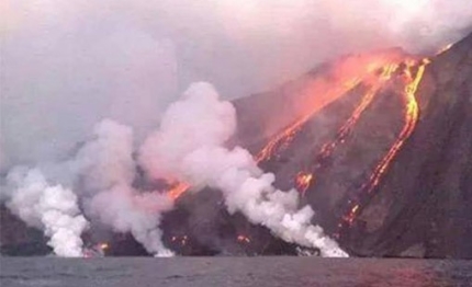 stromboli la colata lavica ha raggiunto la costa