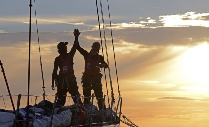 vor abu dhabi stabilisce il nuovo record dei monoscafi nella round britain ireland race