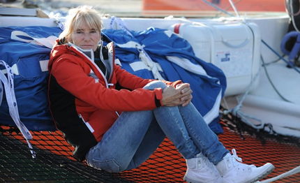 video del trimarano di anne caseneuve la skipper che sta contendendo la vittoria ad andrea mura