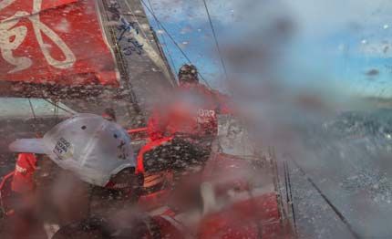 volvo ocean race team alvimedica guida il gruppo compatto