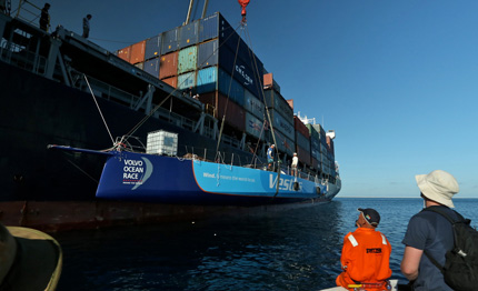volvo ocean race vestas liberata dalla barriera
