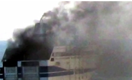 traghetto italiano in fiamme al largo di corfu