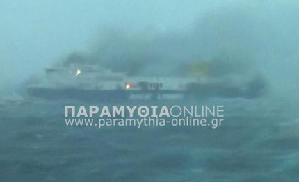 traghetto in fiamme ingovernabile scarroccia in acque albanesi