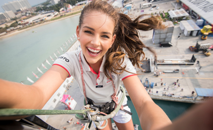 volvo ocean race un selfie in testa albero per miss mondo