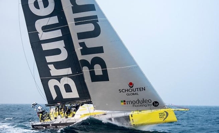 volvo ocean race team brunel in testa alla corsa