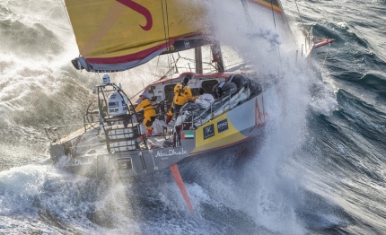 volvo ocean race flotta in mare aperto vento mare duri