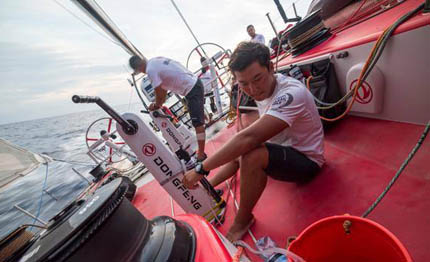 volvo ocean race dongfeng in testa al largo di recife