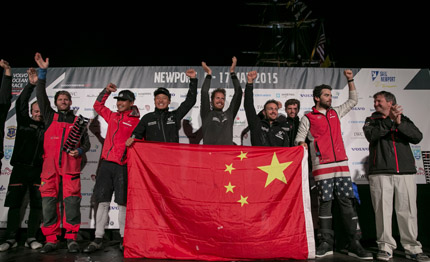 volvo ocean race newport sventola la bandiera rossa di dongfeng