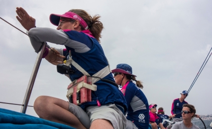 volvo ocean race leader in rosa blu