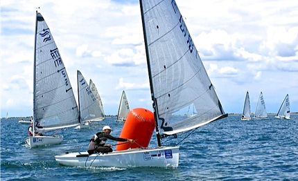 giacomo giovanelli vince grado la quarta tappa della coppa italia finn