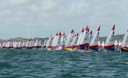 vela turismo impegno della fraglia vela riva con velisti esteri