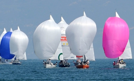 circolo vela gargnano domenica si corre sul garda di lombardia