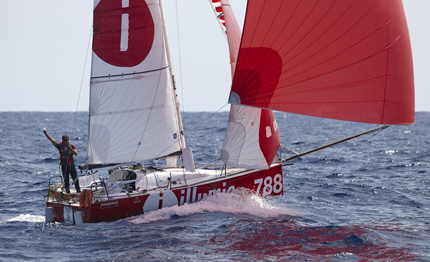 mini transat dietro denis si lotta con il coltello tra denti