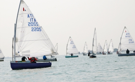 garda solo dinghy in acqua nell ultima gara della autunno inverno