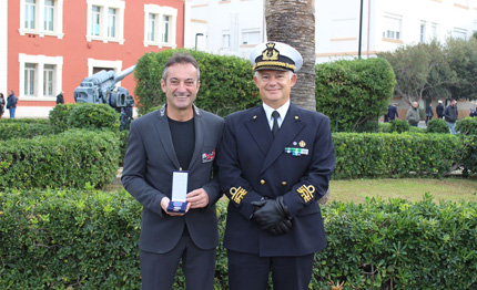 andrea mura riceve la medaglia al valore per meriti di marina