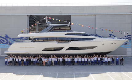 varato il primo ferretti yachts 850 il flybridge pi 249 grintoso seducente di sempre