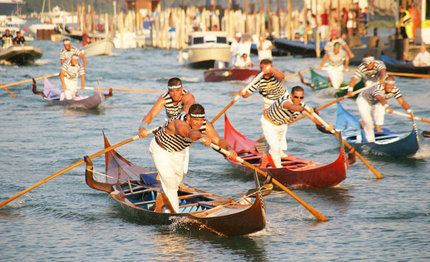 venezia vandali distruggono gondolini della regata storica