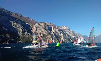 incredibile finale alla 29er eurocup di riva dg podio in punti