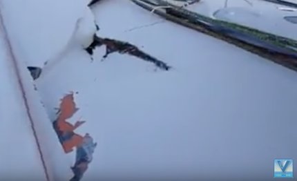 vendee globe la barca di thomas ruyant sta per aprirsi in due video