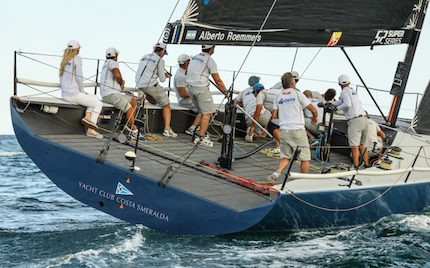 52 super series azzurra ancora in testa