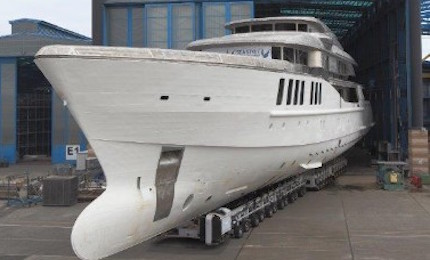 il megayacht benetti trasferito presso il cantiere di livorno