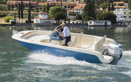 invictus yacht 200fx un metri dal tocco extralusso alla portata di tutti