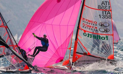 100 piccole barche per le regate di campione del garda dei 9er pen bic