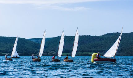 35 dinghy in acqua bracciano per la seconda tappa del trofeo dinghy classico