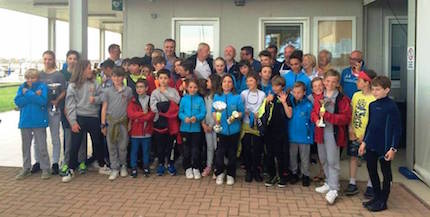 ad eraclea gli atleti optimist del circolo della vela mestre con giovanni grandi sul gradino piu alto del podio