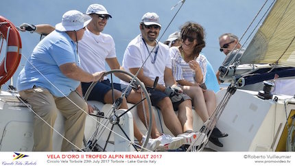 gonfi gonfi il primo cabinato tagliare il traguardo del trofeo alpin renault