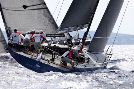 azzurra soffre ma resta in corsa puerto portals