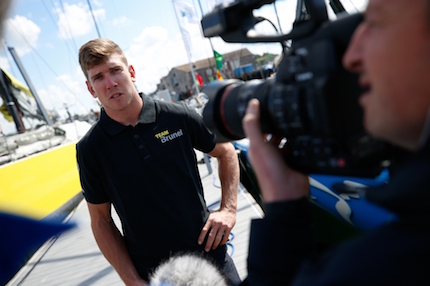la superstar di coppa america peter burling con team brunel
