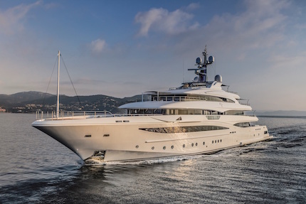 cloud al monaco yacht show immenso nei dettagli superbo nel design
