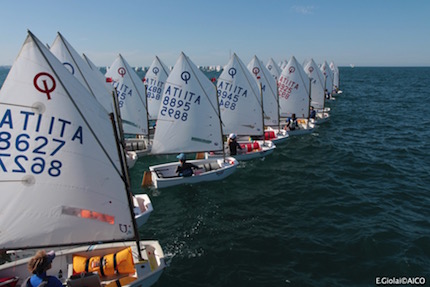 tre regate nel primo giorno della tappa del trofeo optimist italia kinder sport