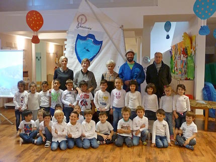 alla scuola materna con optimist donato dalla fraglia vela riva