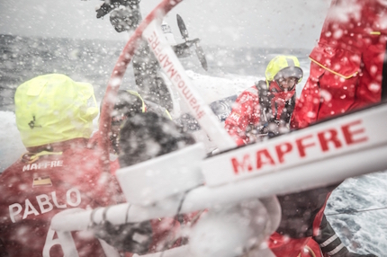 volvo ocean race freddo caldo la temperatura scende ma la competizione si riscalda
