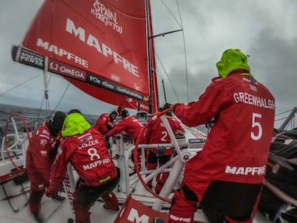 volvo ocean race mapfre nuovo leader dietro si soffre red line