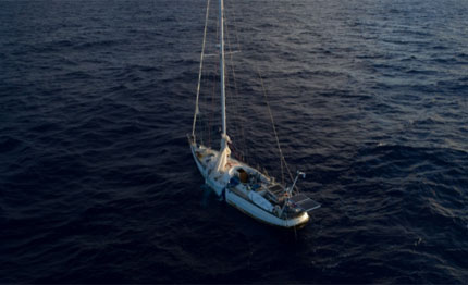 volvo ocean race turn the tide on plastic incontra barca alla deriva