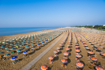 fumo in spiaggia la sfida verde di bibione