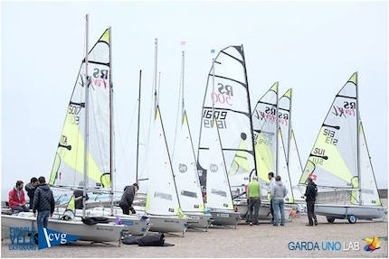 prima regata sotto la pioggia per doppi velici dell easter meeting gargnano sul garda