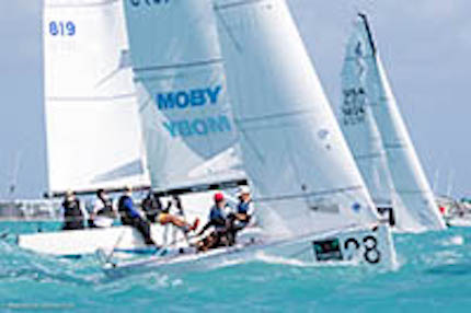 achille onorato al timone con il neo campione del mondo moth paul goodison