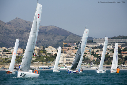 gran premio italia mini 50 partenza lenta ma il vento rinforzera nella notte