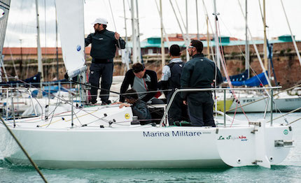 livorno il j24 della marina militare la superba sorpassa si porta al comando