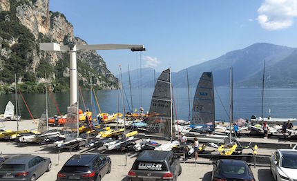 il trimarano weta sul garda lombardo