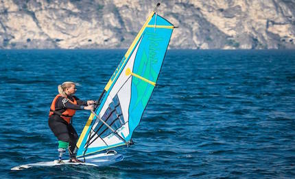 corri sull acqua con adaptive windsurf all italian slalom tour