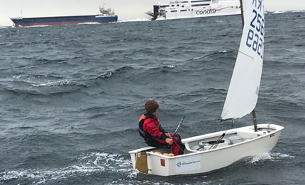 tom goron 12 anni stabilisce il nuovo record di traversata della manica in optimist