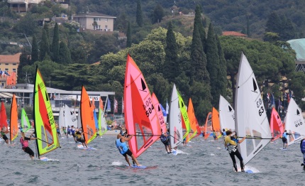 torbole windsurf temporali non fermano le regate
