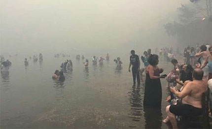 incendi grecia la salvezza arriva dal mare